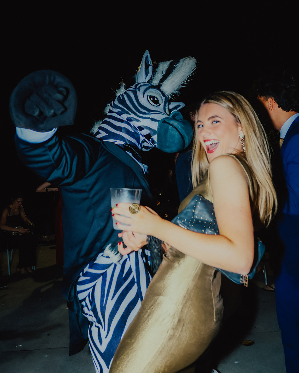 JARANA, la cebra de VIBRALO, bailando con una invitada en la hora loca