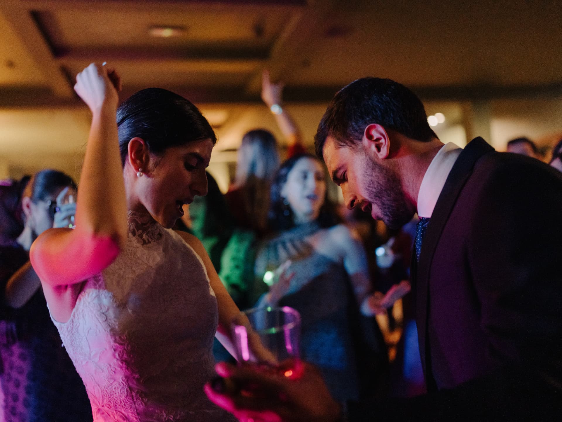 Pareja de novios disfrutando de la fiesta en una boda