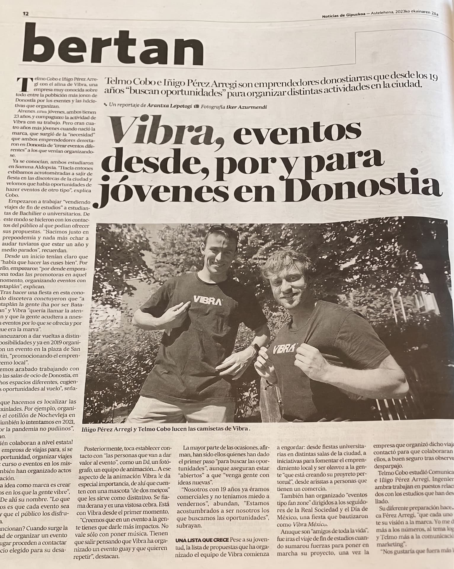 Iñigo y Telmo en la prensa local con las camisetas de Vibra