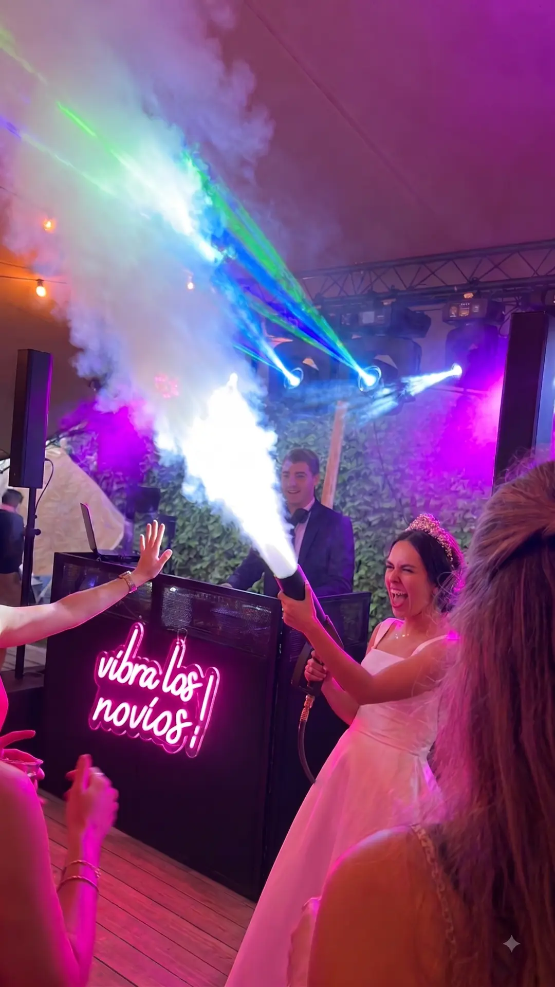 Novia lanzando una pistola de CO₂ en la pista de baile
